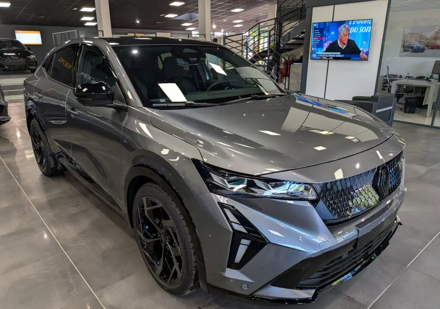 Renault Rafale gris schiste en vue 3/4 avant droit, avec calandre noire et jantes noires en concession.