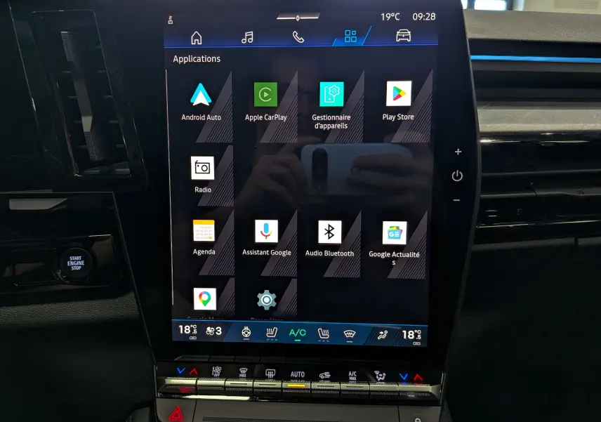 Écran tactile central de la Renault Rafale 2026 affichant les applications connectées, avec commandes climatisation en dessous.