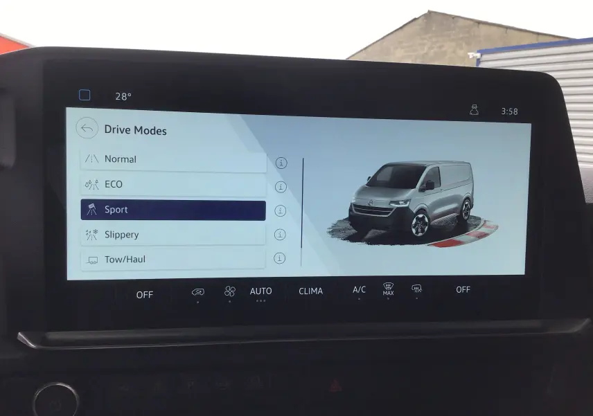 Affichage intérieur du Volkswagen Transporter T7 gris stone, vue de profil droit stylisée sur l'écran tactile multimédia.