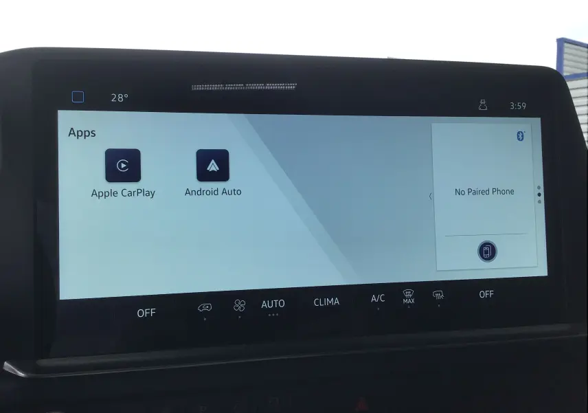 Écran tactile central du Volkswagen Transporter T7 2025 affichant Apple CarPlay et Android Auto, intérieur moderne.