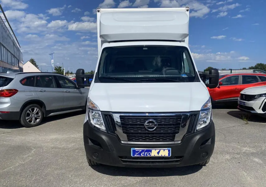 Vue avant d'un utilitaire blanc Nissan Interstar 2022 avec capucine, calandre noire et pare-chocs noir.