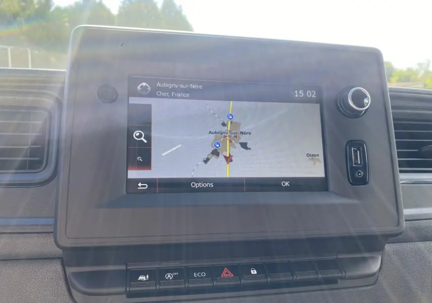 Écran tactile du système de navigation NissanConnect dans un Nissan Interstar blanc, vue intérieure centrée.