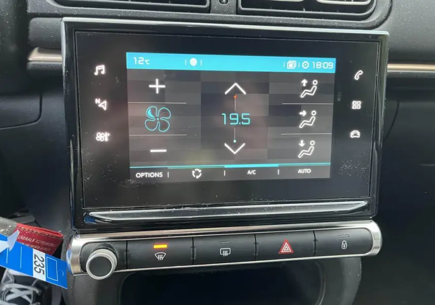 Écran tactile central de la Citroën C3 2019 affichant la climatisation à 19,5°C avec commandes tactiles et boutons en dessous.
