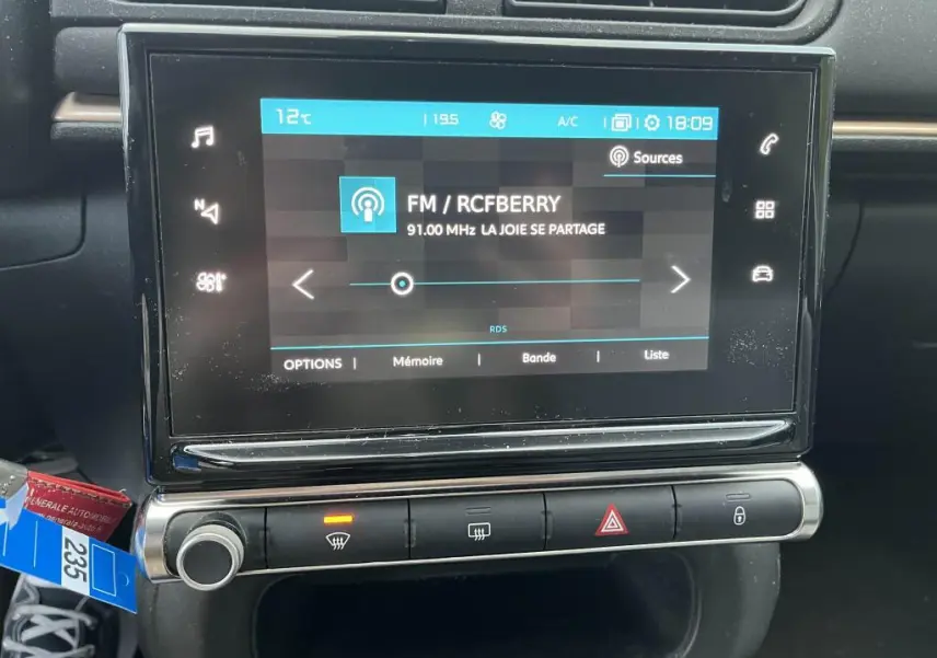 Écran tactile central de la Citroën C3 2019 affichant la radio FM RCFBERRY avec commandes climatisation et verrouillage en dessous.