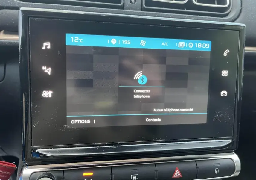 Écran tactile central de la Citroën C3 2019 affichant la connexion Bluetooth dans un intérieur gris foncé.