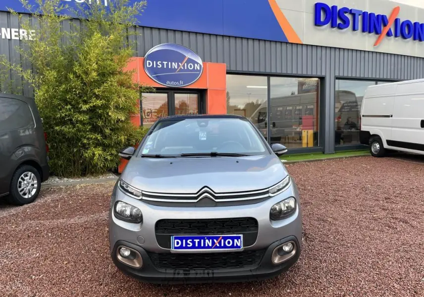 Citroën C3 gris foncé vue de face, avec calandre distinctive et projecteurs antibrouillard visibles.