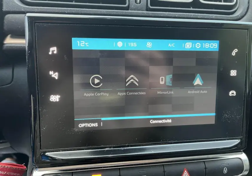 Écran tactile central de la Citroën C3 2019 affichant les options Apple CarPlay, MirrorLink et Android Auto.