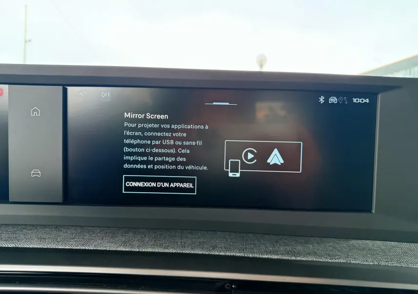 Écran tactile central du Peugeot 3008 Hybrid 2025 affichant l'interface Mirror Screen pour connexion smartphone