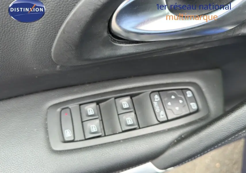 Gros plan sur les commandes électriques des vitres côté conducteur d’un Renault Kadjar 1.5 Blue dCi 115ch Intens 2021.