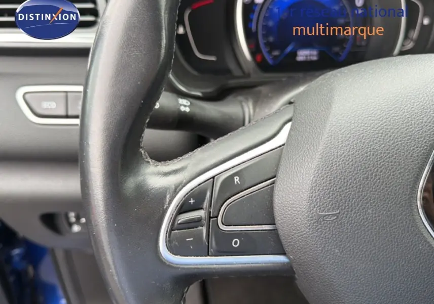 Gros plan sur le volant noir du Renault Kadjar 2021, montrant les commandes intégrées côté gauche.