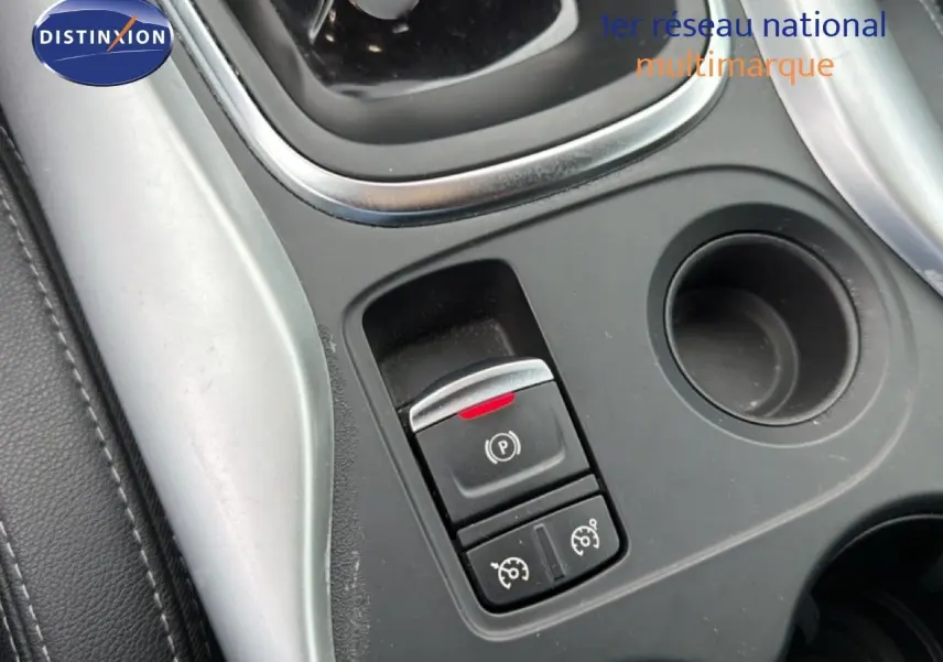 Gros plan sur la console centrale du Renault Kadjar 2021, montrant le frein à main électrique et les commandes de régulateur de vitesse.