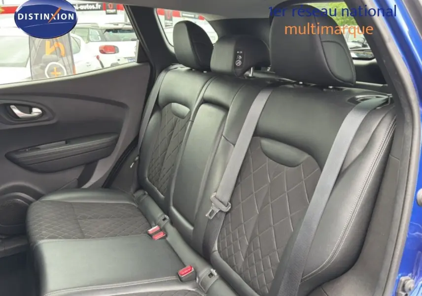Vue intérieure du siège arrière côté droit d'un Renault Kadjar 2021 bleu Iron avec sellerie cuir noir matelassée.