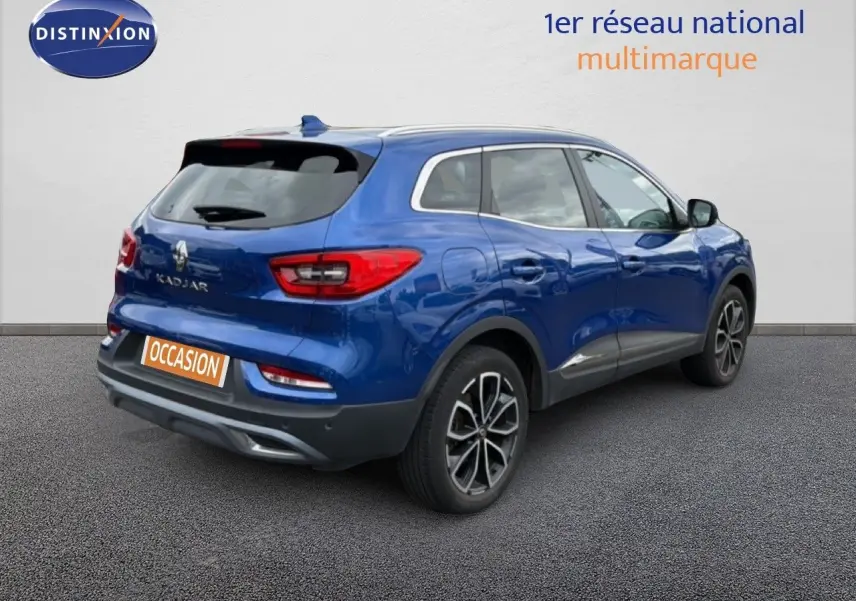 Vue 3/4 arrière droite du Renault Kadjar bleu Iron avec jantes alliage bicolores et feux LED distinctifs.