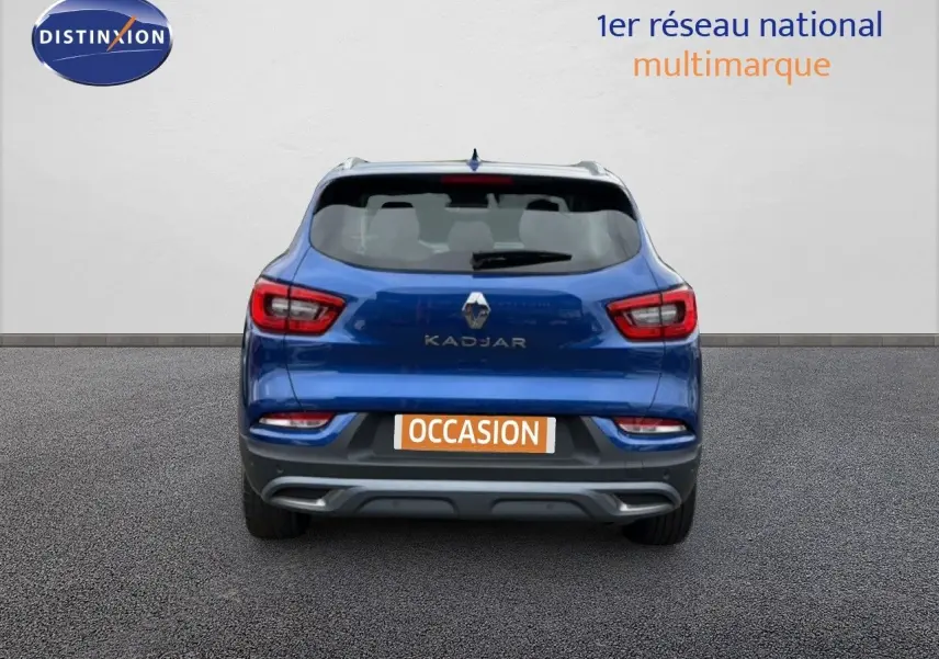 Vue arrière d'un Renault Kadjar bleu Iron 2021 avec feux LED et plaque d'immatriculation "OCCASION".