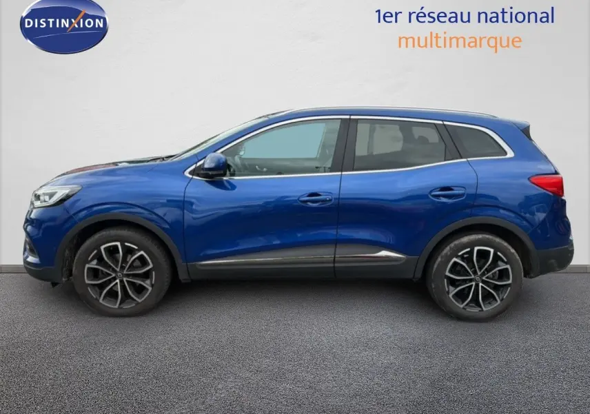 Profil côté gauche d'un Renault Kadjar 2021 bleu Iron avec jantes alliage noires et détails chromés.