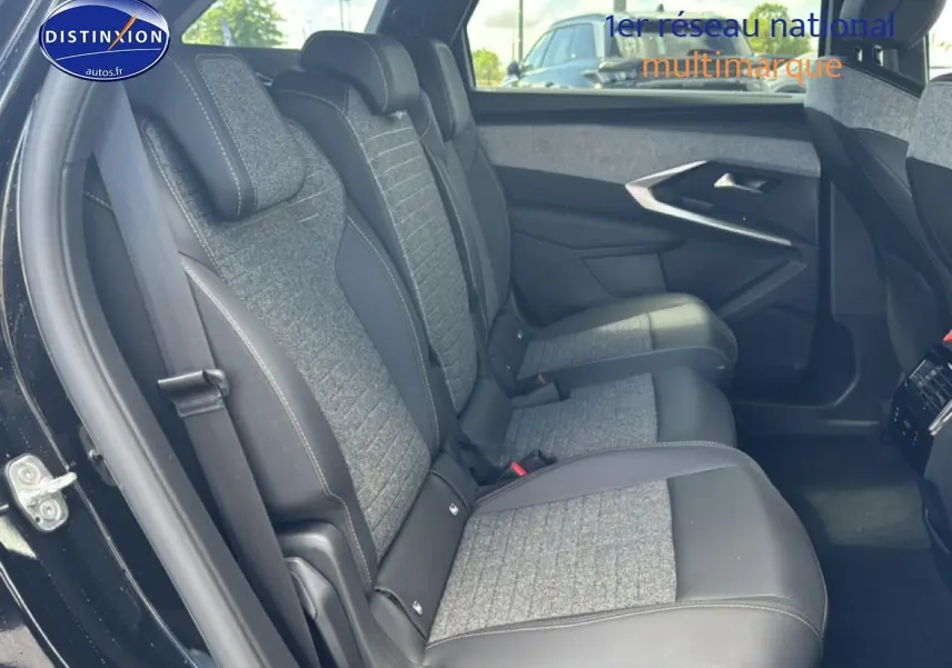Vue intérieure côté droit des sièges arrière en tissu gris et cuir noir du Peugeot 5008 Hybrid 145 allure e-dcs6 noir 2025.
