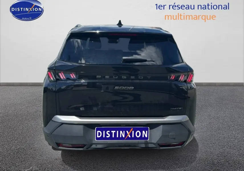 Vue arrière d'un Peugeot 5008 noir 2025 avec feux LED caractéristiques et logo distinctif au centre.