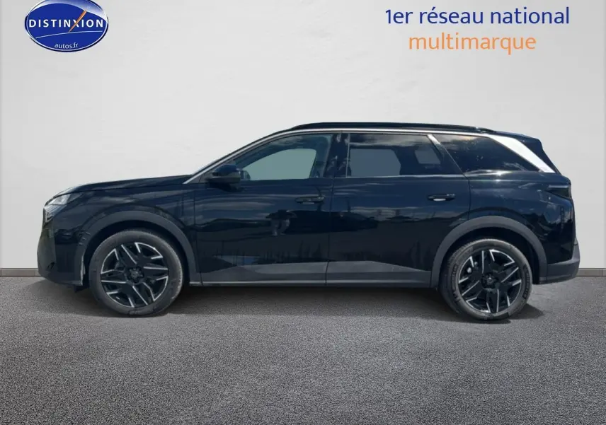 Peugeot 5008 noir en profil droit, SUV 7 places avec jantes alliage et vitres surteintées.