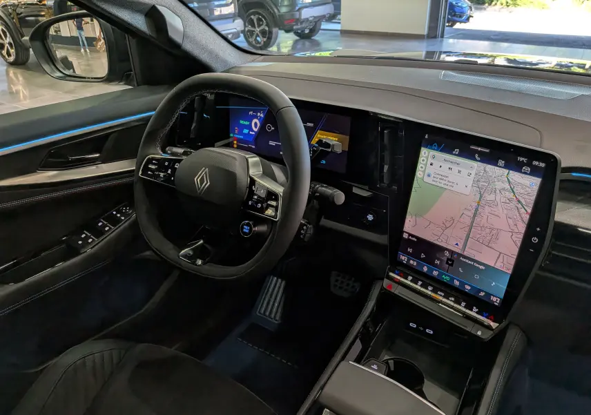 Vue intérieure côté conducteur du Renault Rafale gris Schiste 2026, avec tableau de bord numérique et grand écran tactile central.