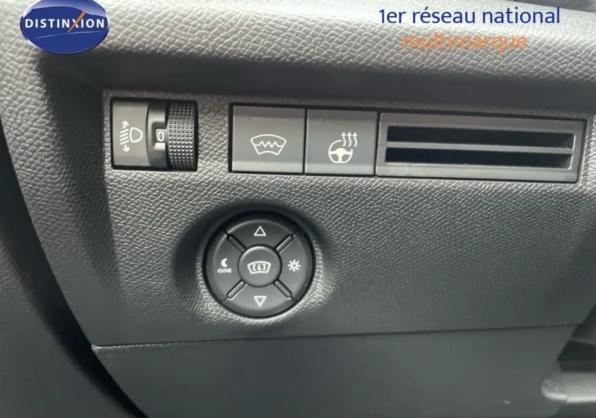 Détail des commandes de réglage des phares et dégivrage sur le tableau de bord noir d'une Citroën C4 2024.