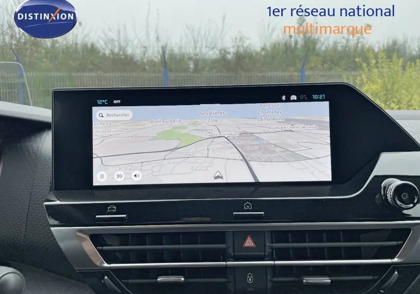 Écran tactile central avec navigation GPS dans l'habitacle d'une Citroën C4 blanche métal 2024.