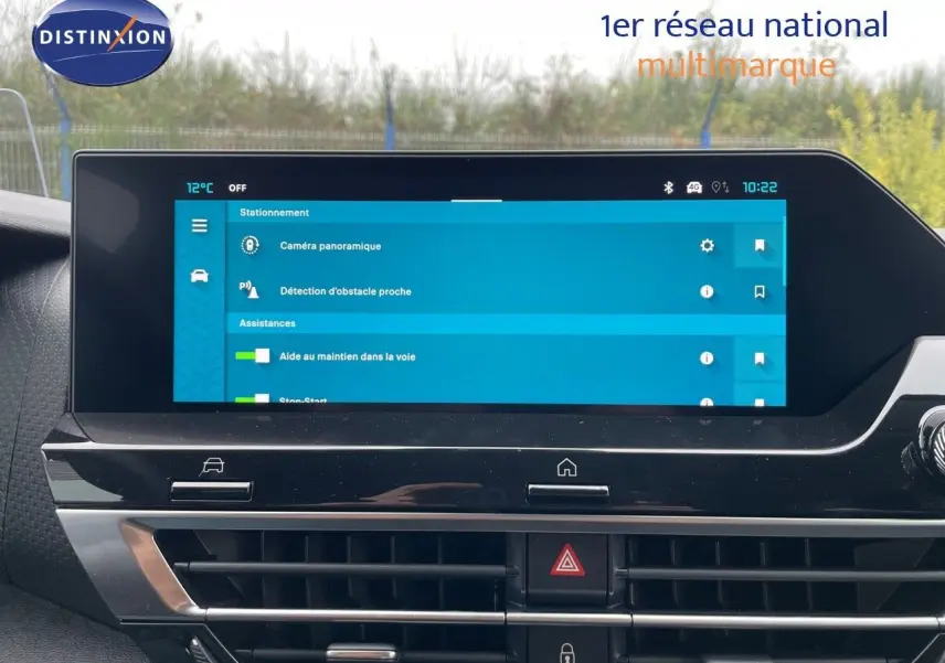 Écran tactile central affichant les aides à la conduite dans l’habitacle d’une Citroën C4 blanche métal 2024.