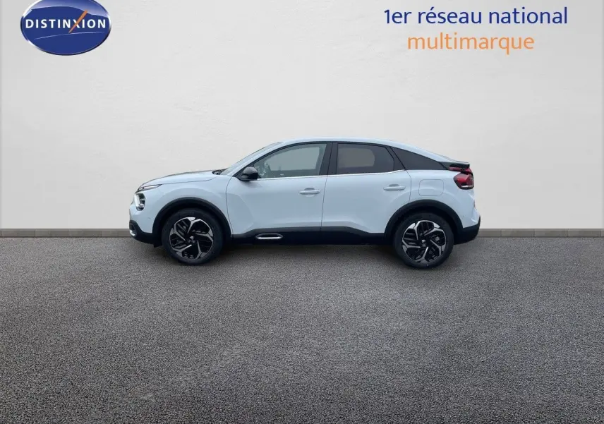 Profil côté gauche d'une Citroën C4 blanche métallisée 2024 avec jantes noires et toit noir contrasté.