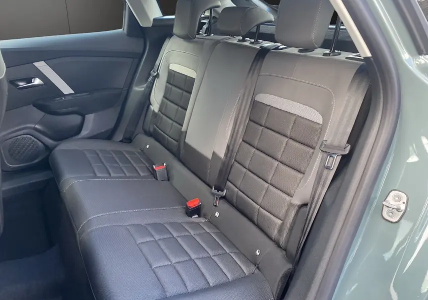 Vue intérieure côté droit sur la banquette arrière tissu noir et gris de la Citroën C4 Manhattan Green 2025.