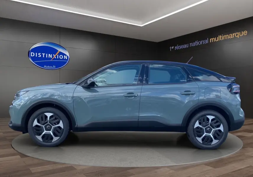 Profil côté gauche de la Citroën C4 2025 Manhattan Green avec toit noir et jantes Aerotech 18 pouces