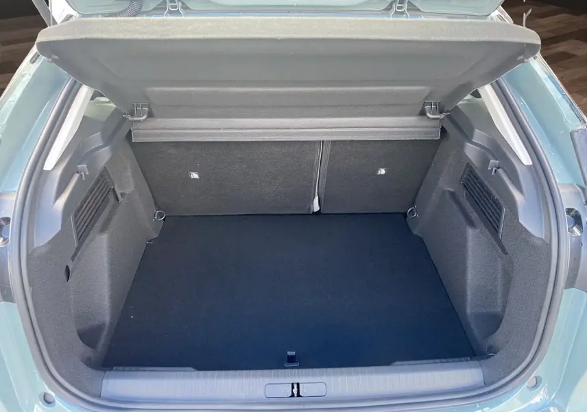 Coffre ouvert de la Citroën C4 Manhattan Green avec intérieur noir, vue arrière montrant l’espace de chargement vide.