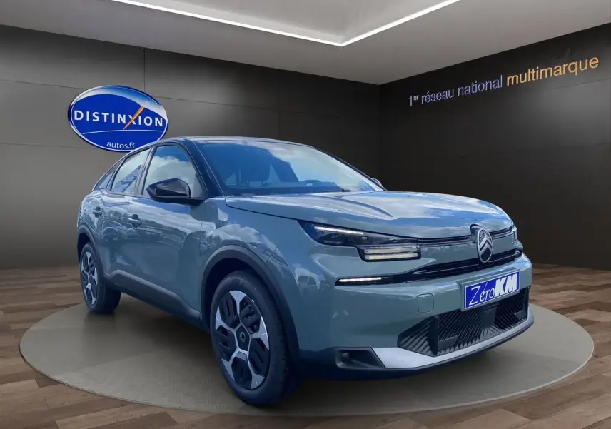 Citroën C4 hybride 2025 Manhattan Green vue 3/4 avant avec toit noir et jantes Aerotech 18 pouces.