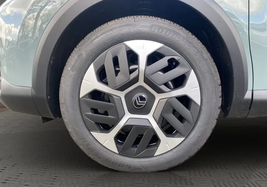 Gros plan sur la roue avant gauche de la Citroën C4 Manhattan Green avec jante Aerotech bicolore et pneu Goodyear.