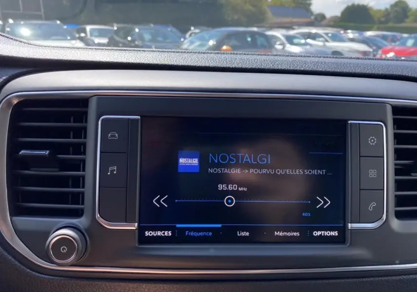Écran tactile central du Peugeot Expert Fourgon gris platinium 2022 affichant la radio Nostalgie à 95,6 MHz.