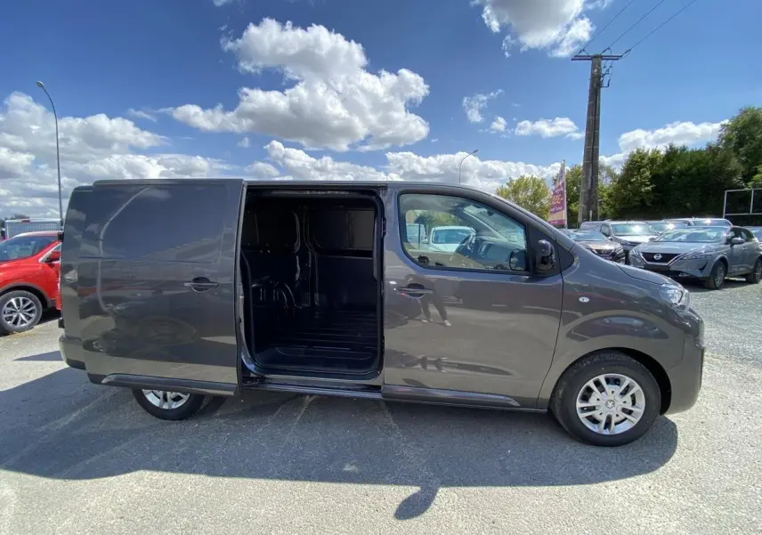 Peugeot Expert Fourgon gris platinium vu de profil droit, porte latérale coulissante ouverte montrant l'intérieur vide.