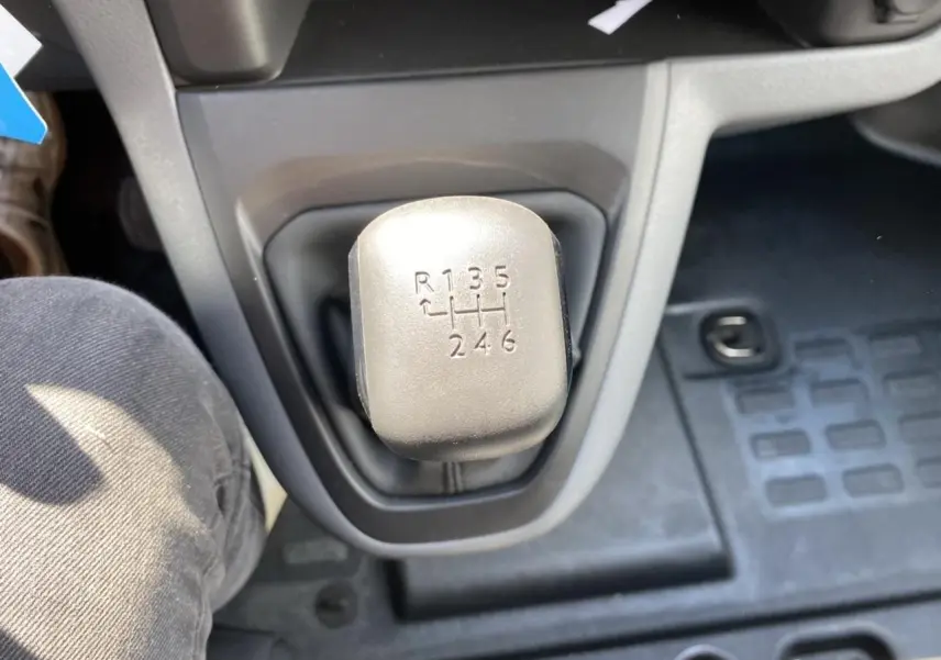 Le levier de vitesses manuel gris du Peugeot Expert Fourgon 2022 vu de dessus dans l'habitacle.