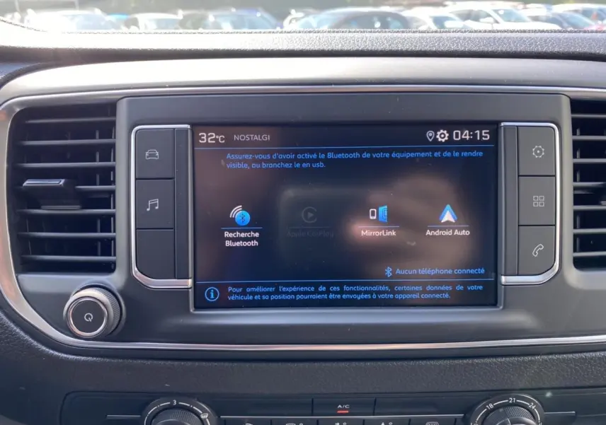 Écran tactile central du Peugeot Expert Fourgon 2022 affichant les options Bluetooth, Apple CarPlay et Android Auto.