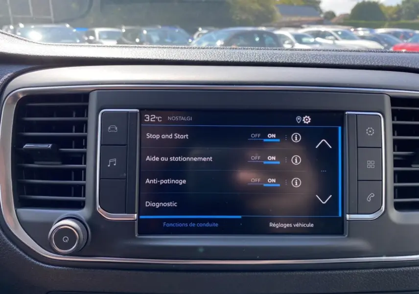 Écran tactile central du Peugeot Expert Fourgon 2022 affichant les réglages d'aide à la conduite, intérieur noir.
