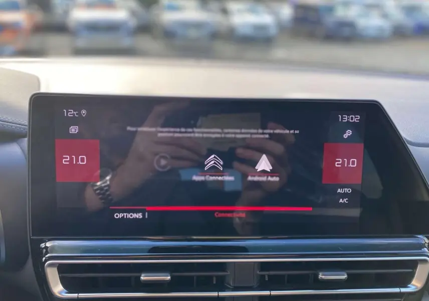 Écran tactile central du tableau de bord du Citroën C5 Aircross 2025 affichant Apple CarPlay et Android Auto.