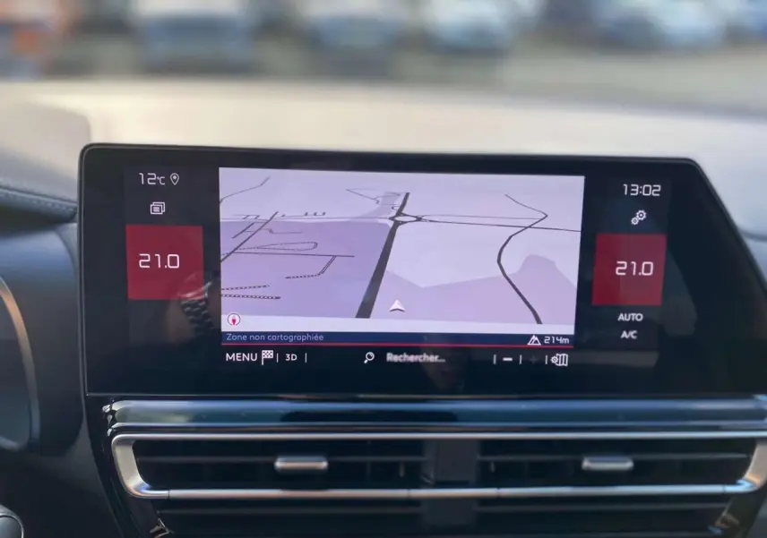 Écran tactile de navigation 10 pouces dans le tableau de bord du Citroën C5 Aircross 2025, ambiance intérieure moderne.