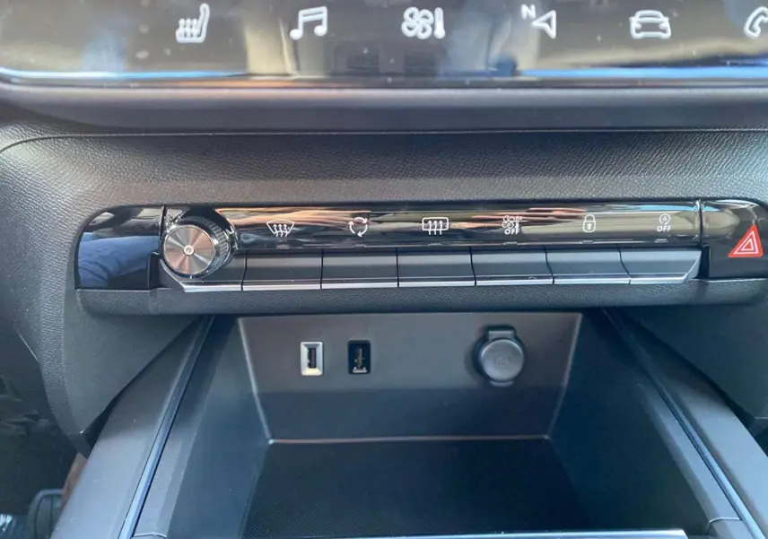 Gros plan sur la console centrale du Citroën C5 Aircross 2025, boutons de commande et ports USB visibles.