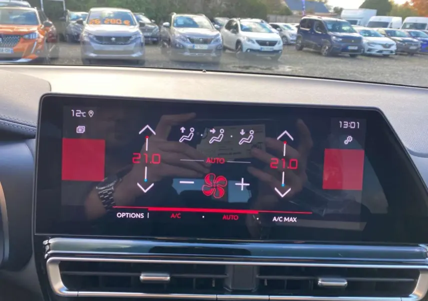 Écran tactile central du tableau de bord du Citroën C5 Aircross noir Perla, affichant la climatisation bi-zone à 21°C.