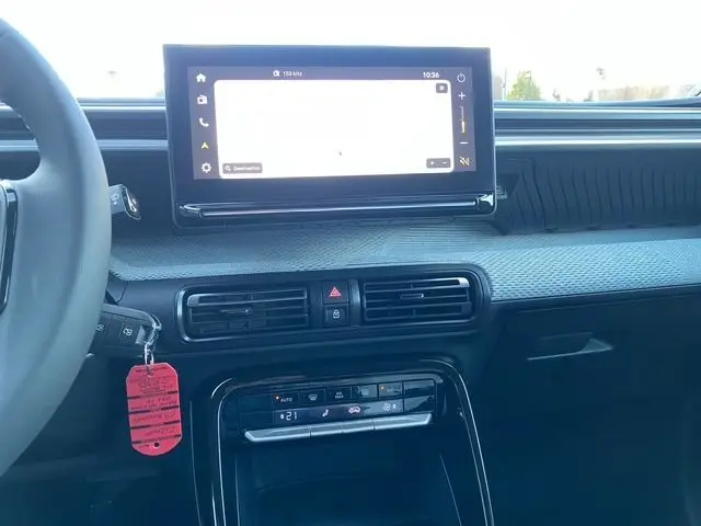 Vue intérieure centrée sur le tableau de bord et l'écran tactile du Citroën C3 Aircross Hybrid 145, finition noire.