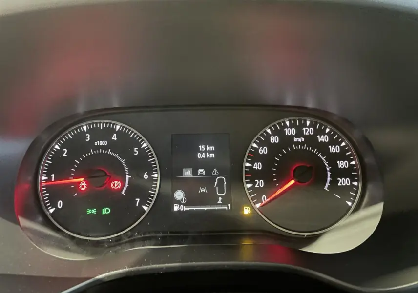 Tableau de bord de Dacia Sandero 2025, affichage des compteurs et indicateurs lumineux au ralenti.