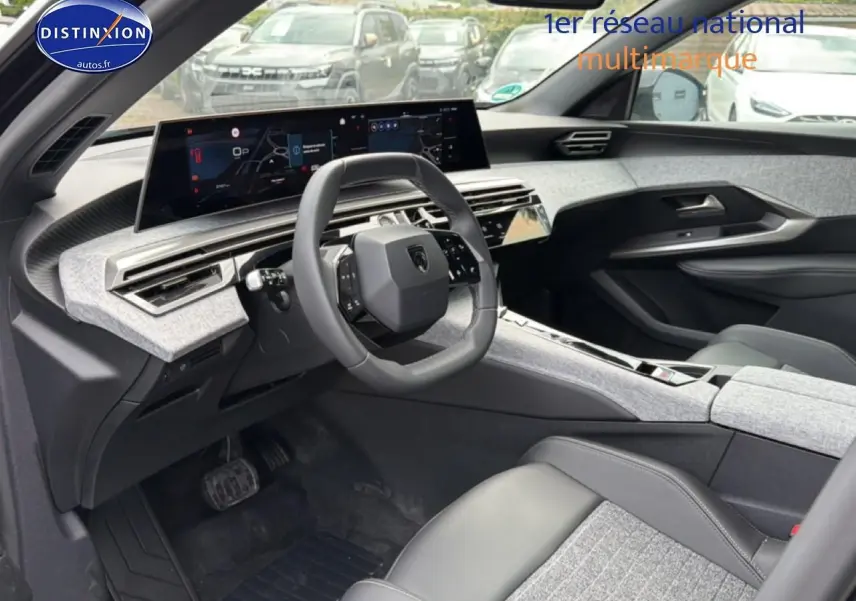 Vue intérieure côté conducteur du Peugeot 5008 noir 2025, avec tableau de bord moderne et volant compact multifonction.