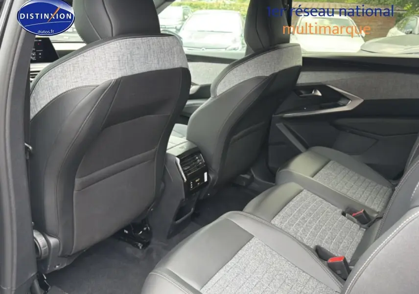 Vue intérieure arrière du Peugeot 5008 Hybrid 145 allure e-dcs6 avec sièges tissu cuir gris et noir.