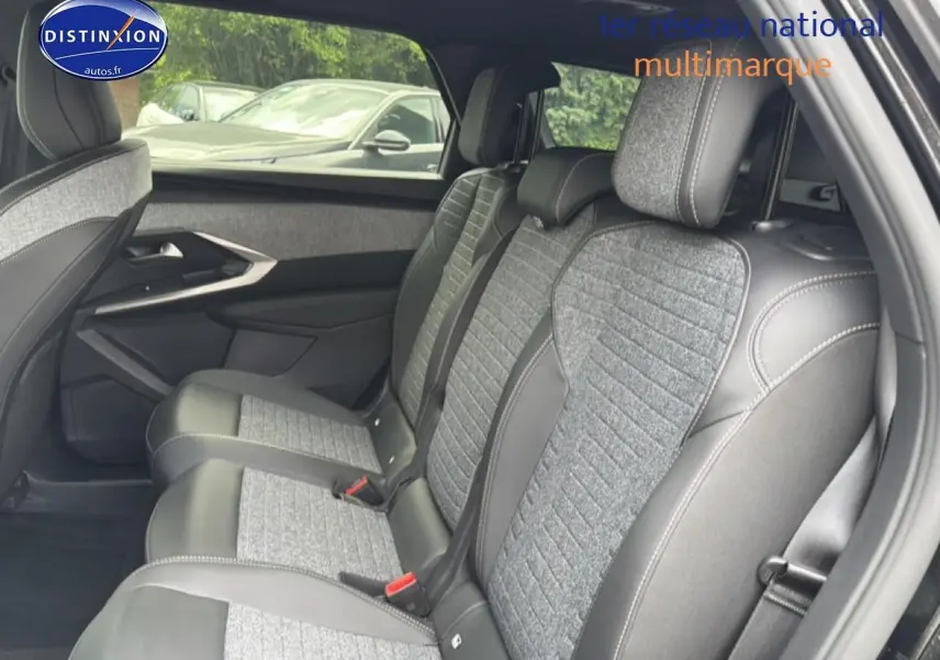 Vue côté droit sur les sièges arrière gris et noirs du Peugeot 5008 Hybrid 145 allure e-dcs6 noir 2025.