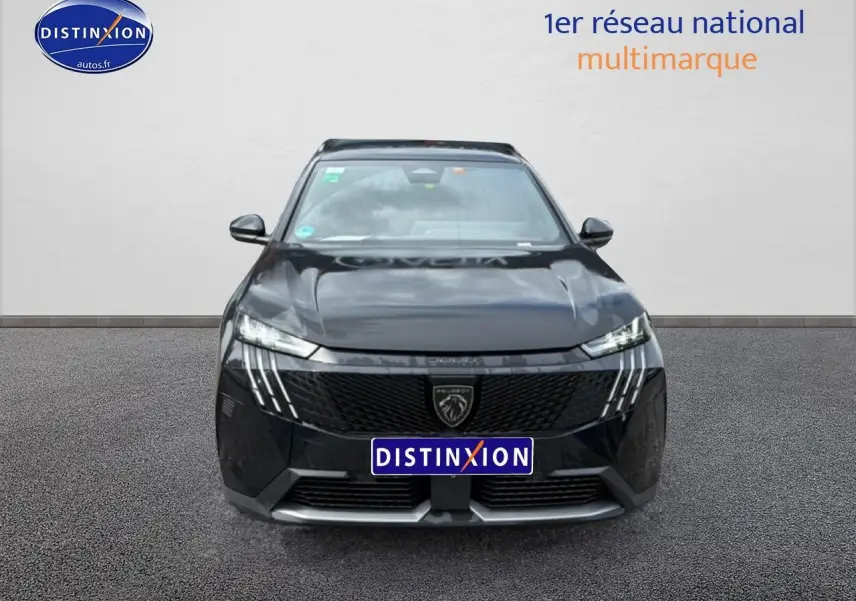 Vue avant d'un Peugeot 5008 Hybrid 145 allure noir avec calandre marquée et phares LED fins.