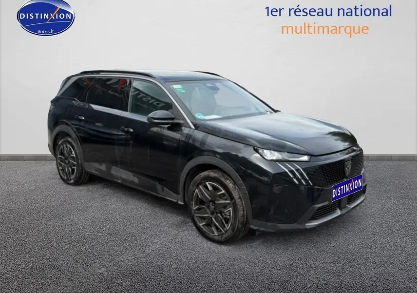 Peugeot 5008 Hybrid noir en 3/4 avant droit, avec jantes alu et calandre distinctive moderne.