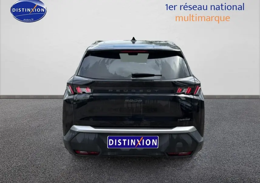 Vue arrière d’un Peugeot 5008 noir 2025 avec feux LED caractéristiques et lunette arrière surteintée.