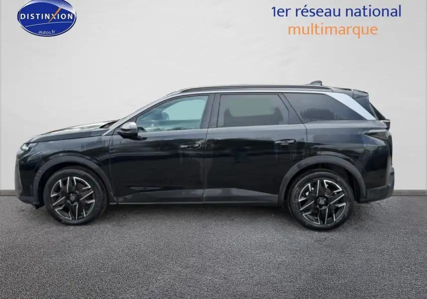 Profil côté gauche du Peugeot 5008 Hybrid 145 allure e-dcs6 noir avec jantes alu et toit contrasté gris.